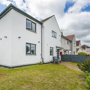Dreghorn House 5 Bedrooms,9 Beds,3 Toilets 2 Showers,1 Bath,2 Reception Free Parking 233 Mbp Wifi Edinburgh